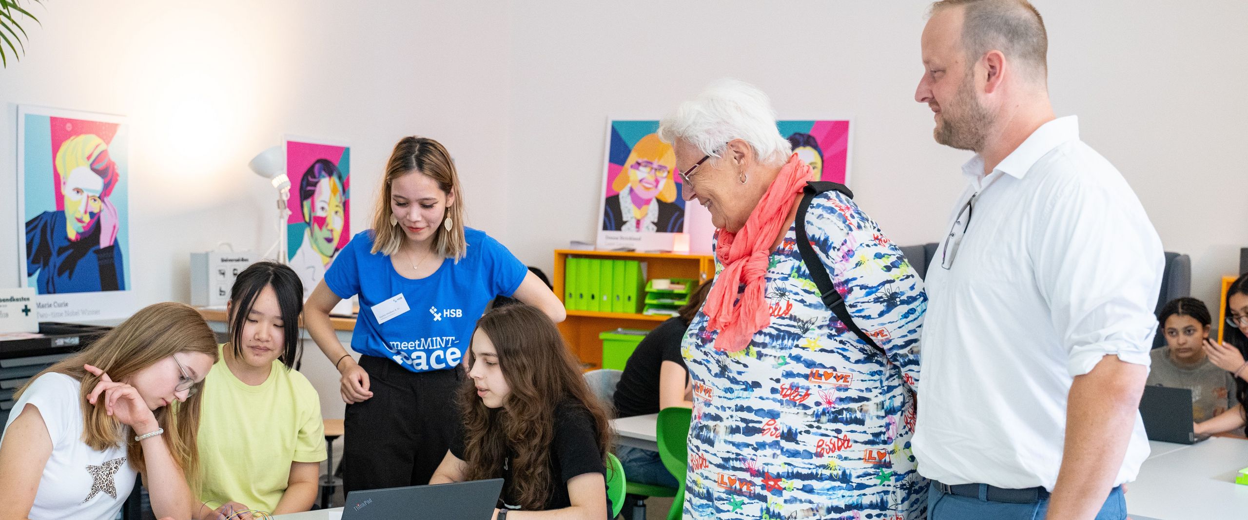 Elisabetha Dorothee Brede und Jendrik Hemmen der Brede Stiftung mit Schülerinnen und einer Studentin 