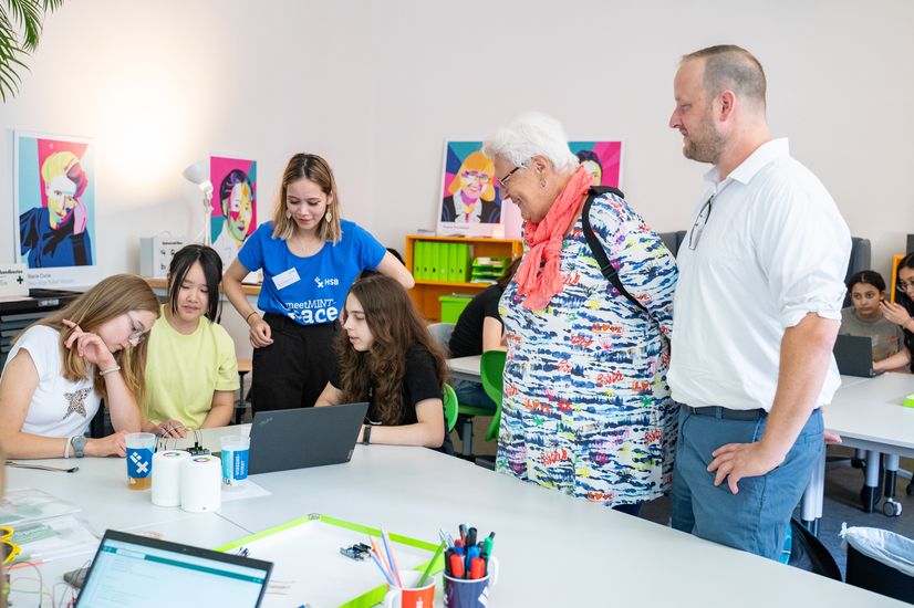 Elisabetha Dorothee Brede und Jendrik Hemmen der Brede Stiftung mit Schülerinnen und einer Studentin 