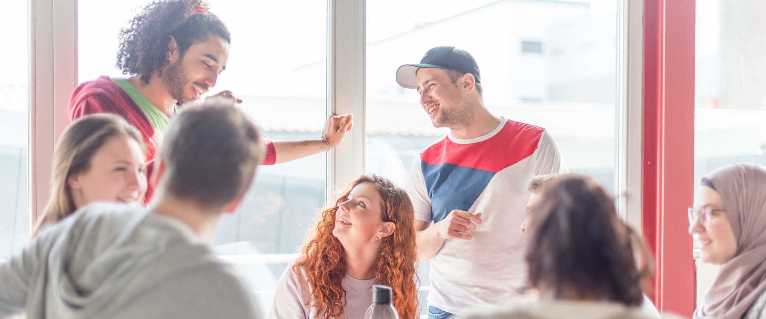 Studierende HSB Junge Menschen unterhalten sich und lachen