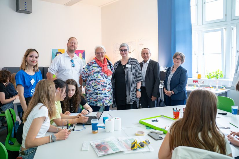 Die Vertreter der Brede Stiftung, Jendrik Hemmen und Elisabetha Dorothee Brede (2. und 3. von links), mit der Zentralen Frauenbeauftragten er HSB Barbara Rinken, dem HSB-Rektor Prof. Dr. Konrad Wolf und Projektleiterin Susanne Peter (von Rechts) sowie dem studentischen Role Model Sophie Mießner (links). 