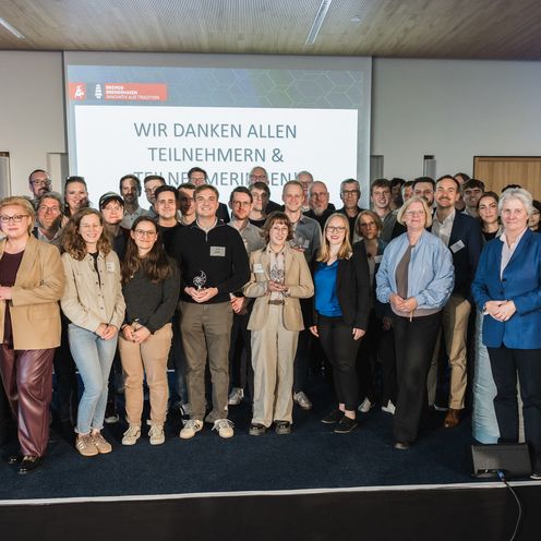 202505_Brmer 3D Druck Award Gruppenbild mit Männern und Frauen