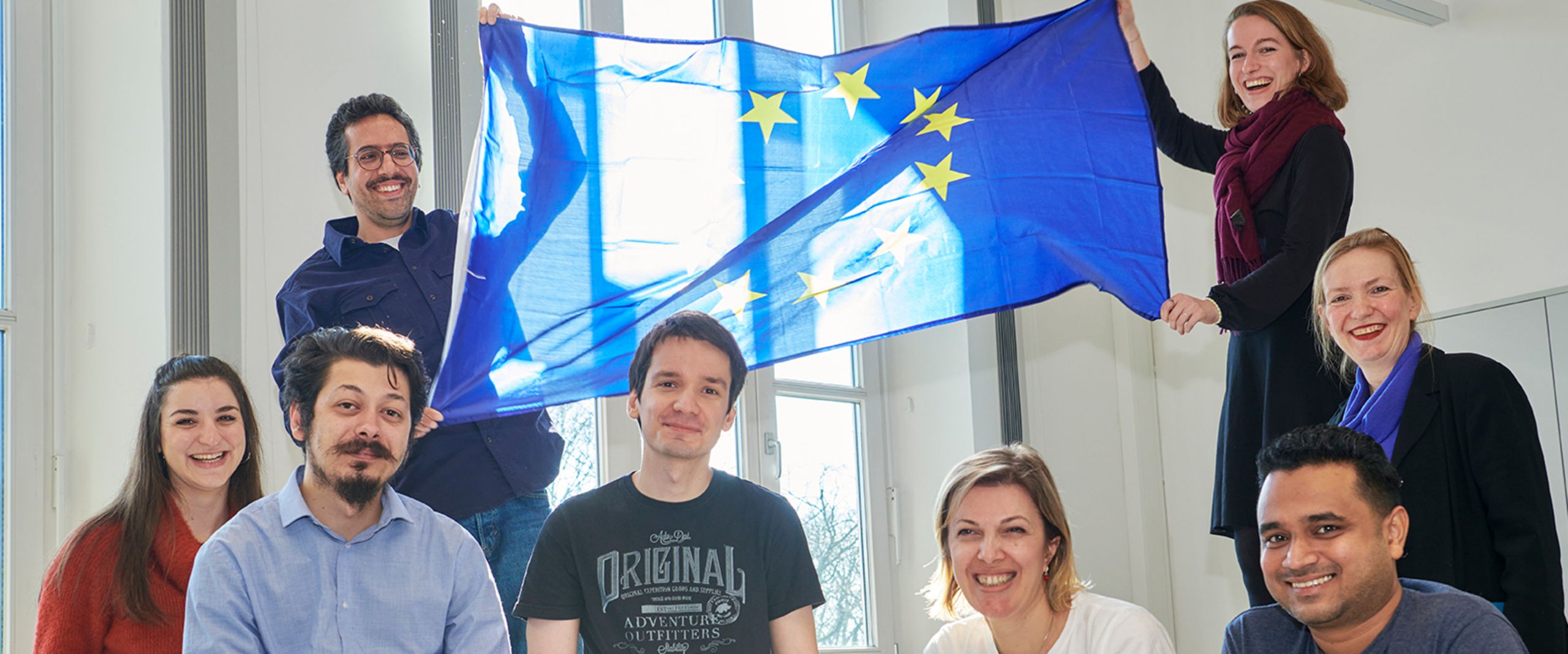 Master in European Studies Studierende mit Europa Flagge