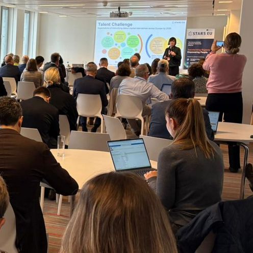 Prof. Dr. Svenja Tams bei European Week of Regions and Cities Prof. Dr. Svenja Tam bei ihrem Vortrag, im Vordergrund das Publikum