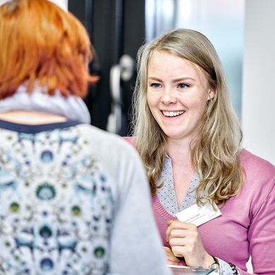 MINT: Frauen und Technik 2019 Zwei Studentinnen unterhalten sich.