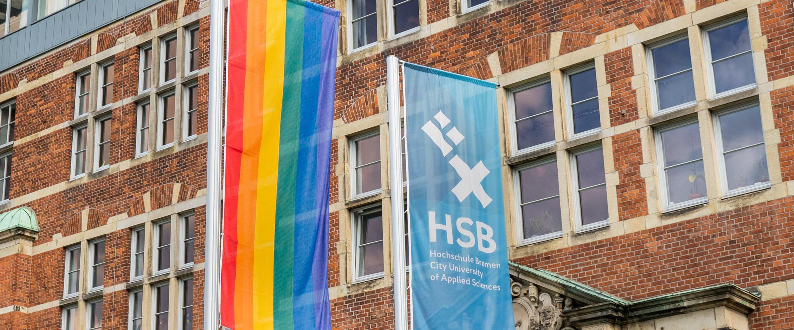 Regenbogenflagge Eine Regenbogenflagge neben der HSB-Flagge.