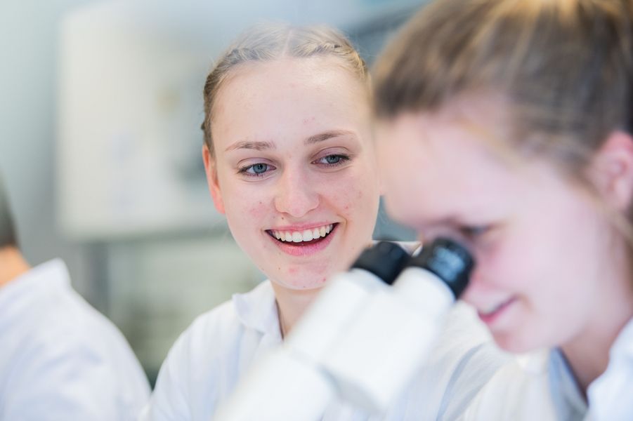 Studentin Studentinnen am Mikroskop