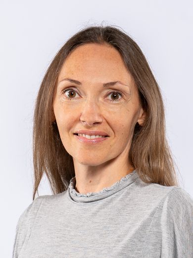 Natalia Grapp Auf dem Foto ist Natalia Grapp zusehen. Sie hat lange braune Haare und trägt ein graues T-Shirt.