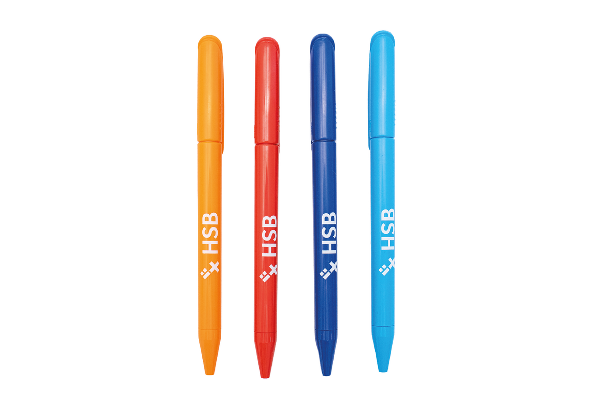 Kugelschreiber Auf dem Foto sind vier verschiedenfarbige Kugelschreiber mit HSB-Logo zusehen: In orange, rot, dunkel und hell blau.