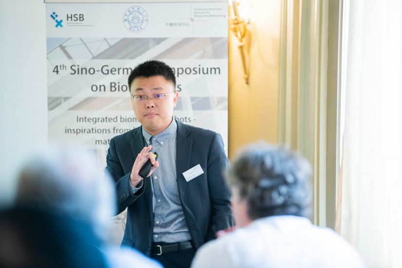 Sino-German Symposium on Biomimetics 2019 Ein chinesischer Forscher hält einen Vortrag beim "Sino-German Symposium on Biomimetics".