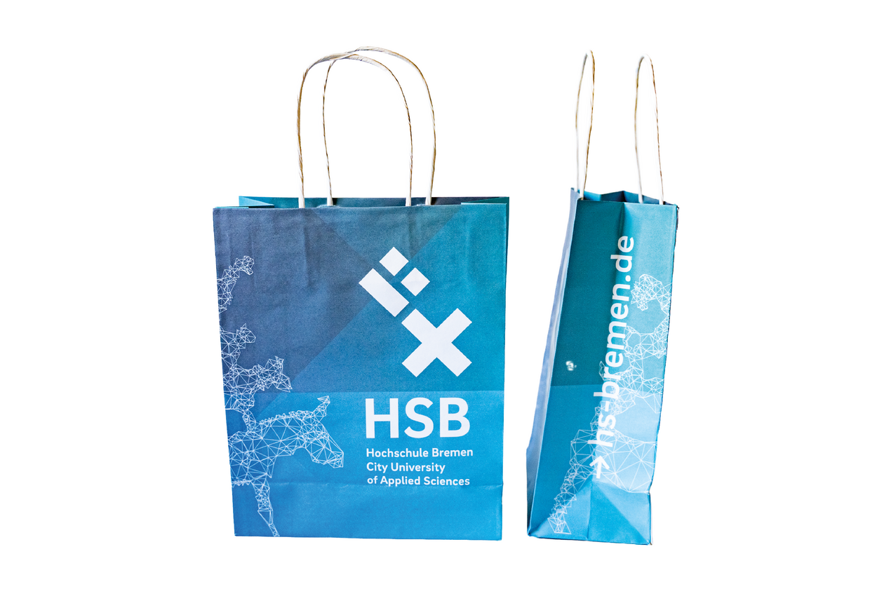 Tasche aus Papier Auf dem Bild ist eine blaue Papiertasche mit HSB Logo und den Umrissen der Bremer Stadtmusikanten zusehen.