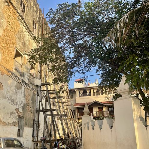 Stone Town projekt Co3-Projekt Stone houses, some of which are supported by wooden posts