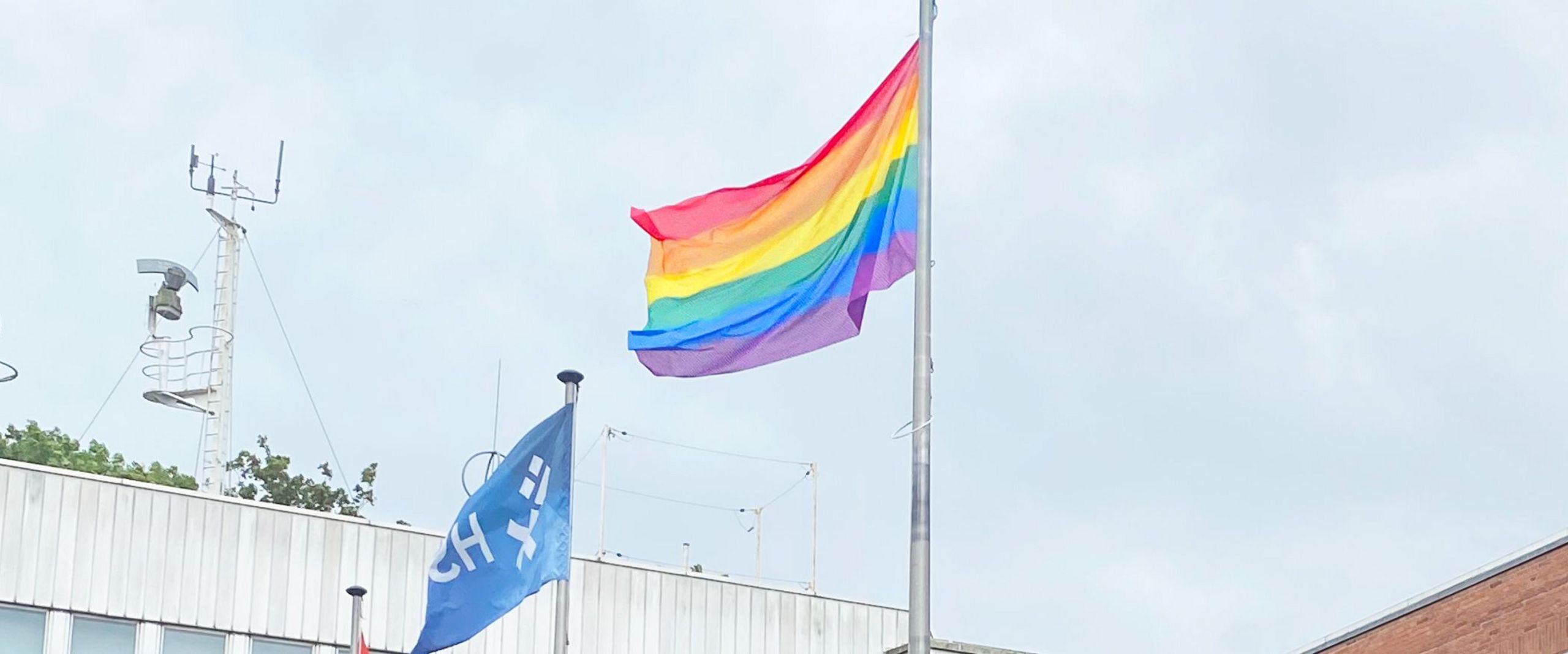 Eine Pride Flagge weht vor dem HSB-Gebäude an der Werderstraße 