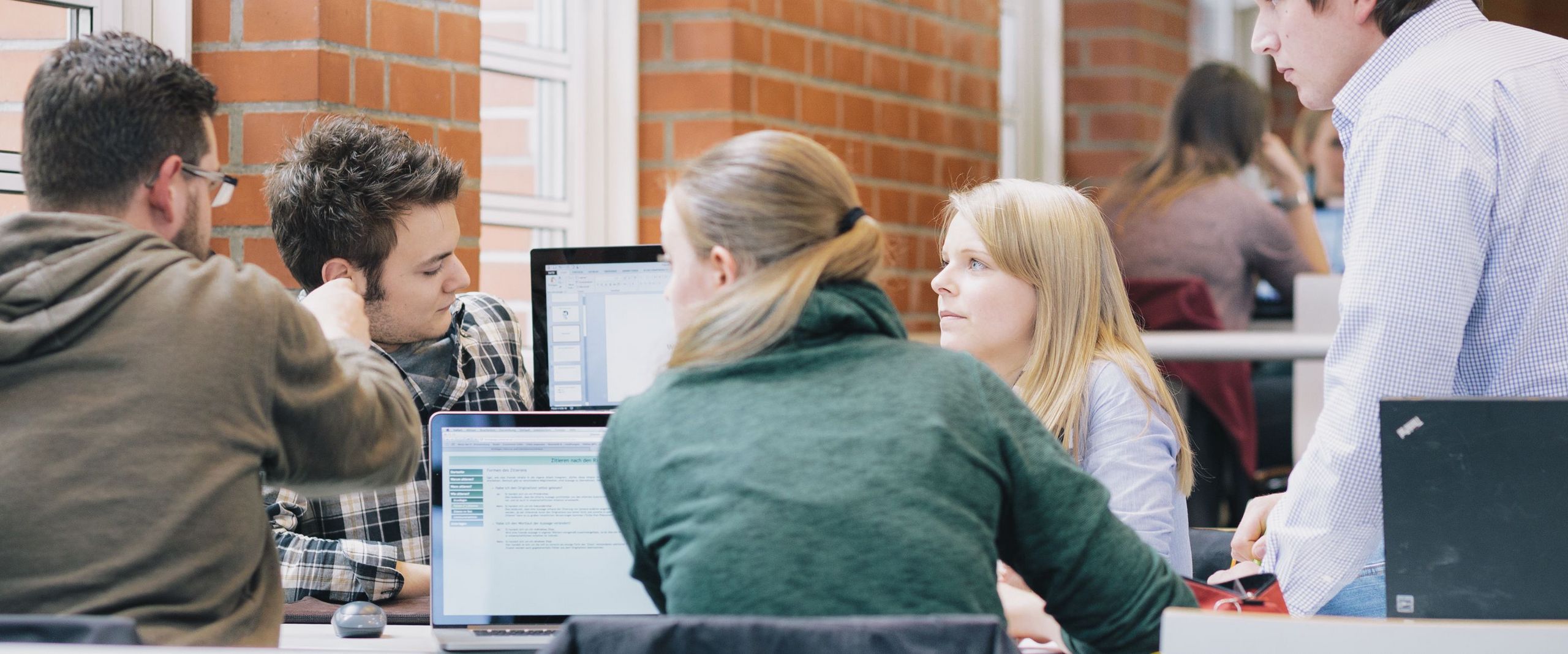 Studierende bei der Gruppenarbeit im Bereich der Caféteria