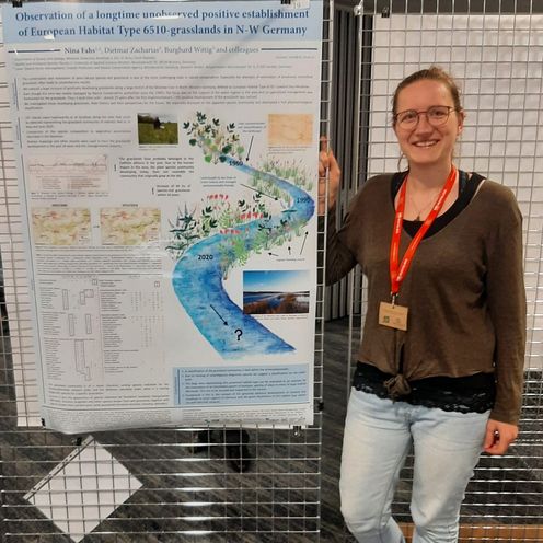 Posterpreis Nina Fahs Masterabsolventin neben ihrem wissenschaftlichen Poster auf der Tagung des "European Vegetation Survey" in Bratislava