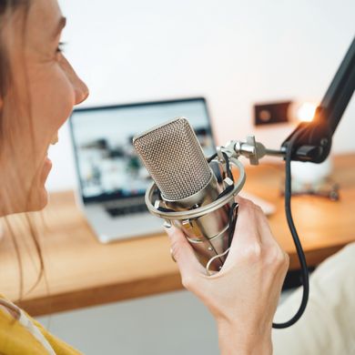 Alumni Talk - Erfahrungen im Podcast-Format Podcast Aufnahme - Frau spricht ins Mikrofon