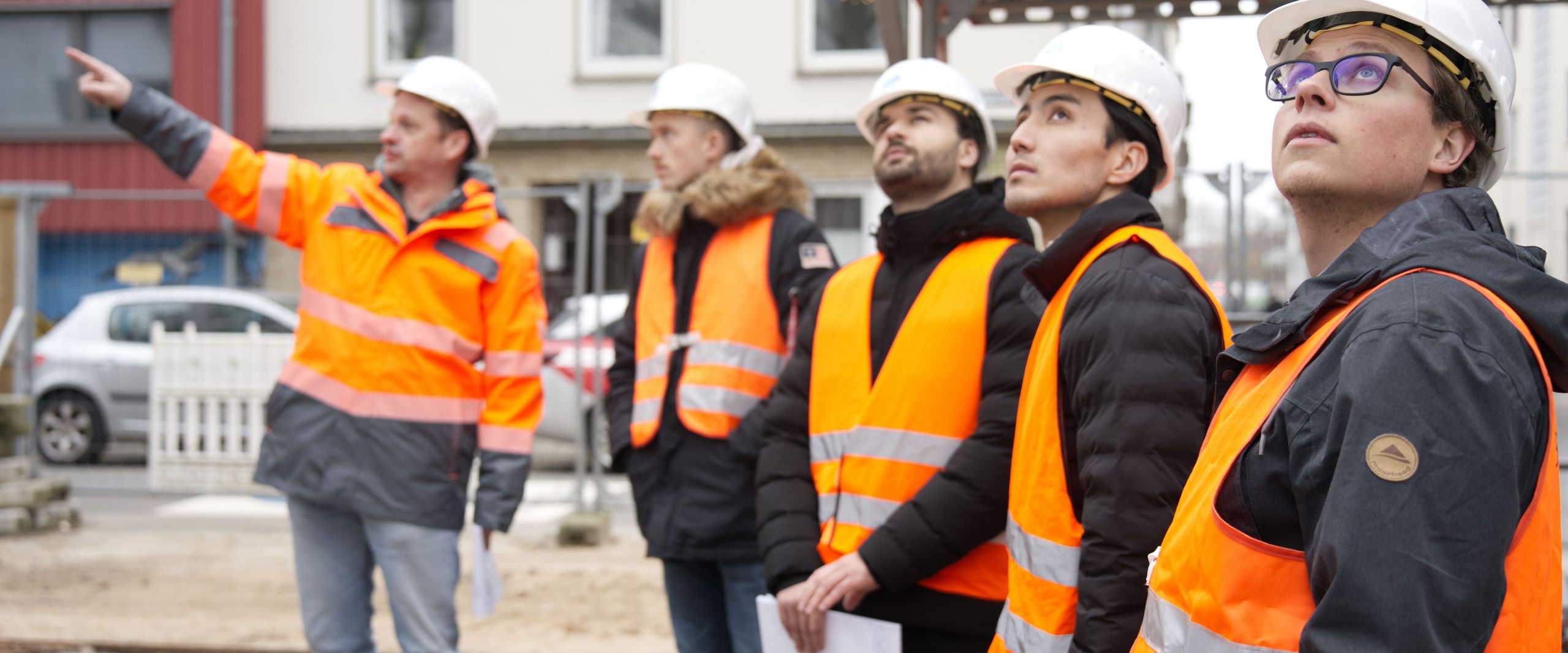 Studierende des Masterstudiengangs Bauingenieurwesen auf einer Baustelle