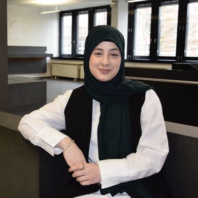 Nurdane Irmak Drei Fragen an... Junge Frau mit Kopftuch lächelt in die kamera