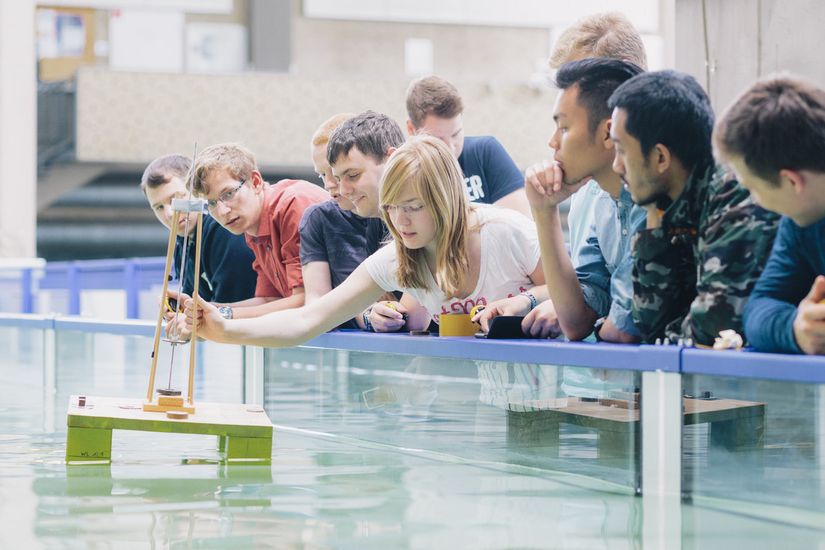 Wasserbecken Studierende stehen zusammen vor einem Wasserbecken.