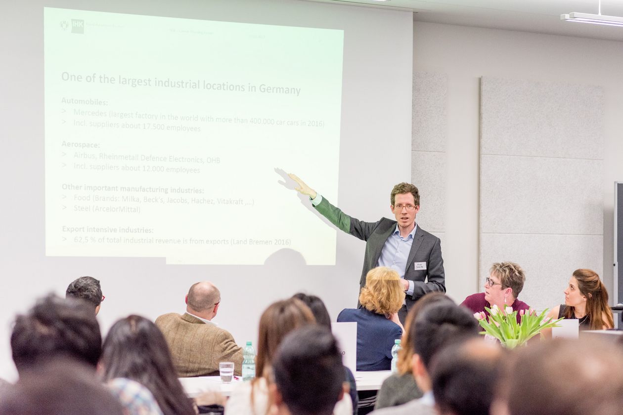Career Planning Forum Ein Mann hält einen Vortrag vor Publikum.