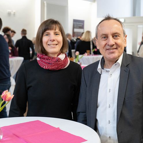 20260130_Neujahrsempfang HSB_Staatsrätin Karolina Kumar Rektor Konrad Wolf Frau und Mann stehen an einem Tisch und lachen in die Kamera