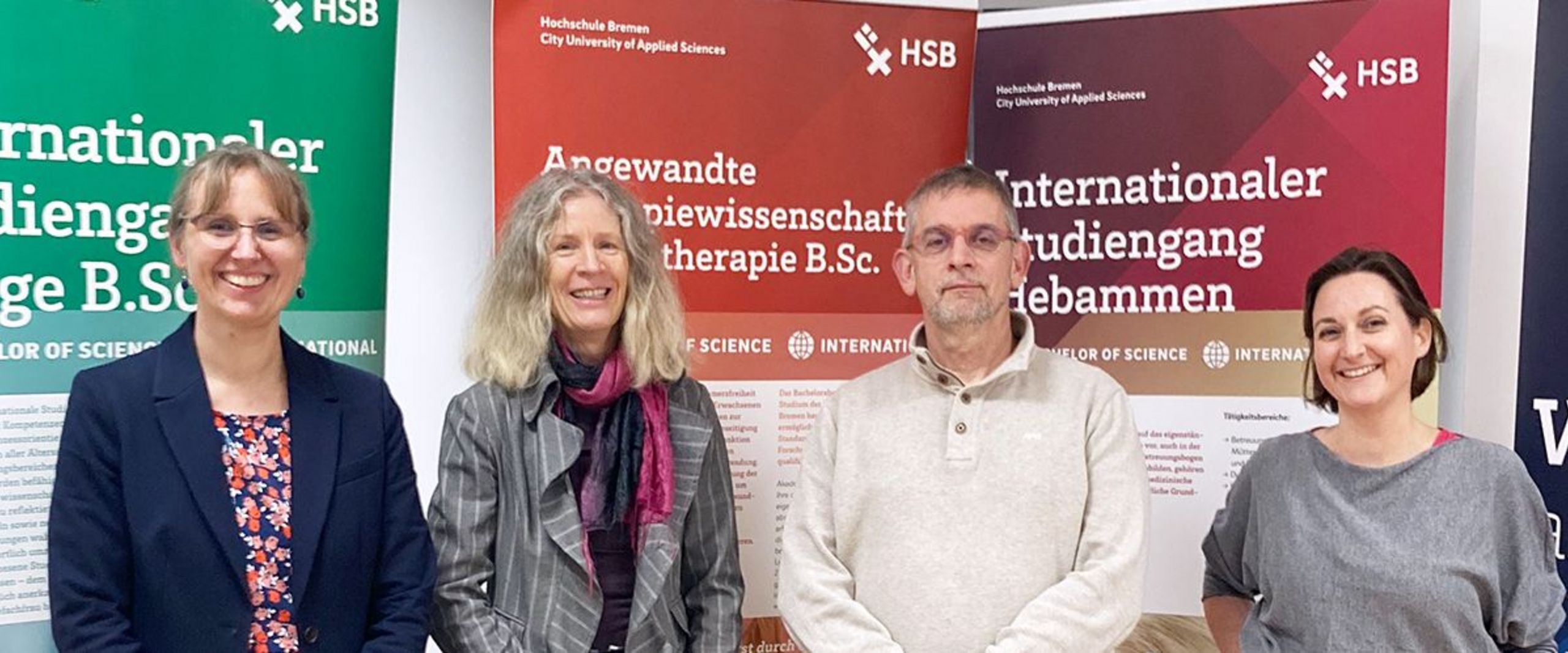 Gruppenbild: v.l.n.r: Prof. Dr. Sabine Lins (HSB), Prof. Dr. Babette Müller-Rockstroh (HSB), Dr. Johannes P. van de Leur (Hanze), Prof. Dr. Annika Schwarz (HSB) 