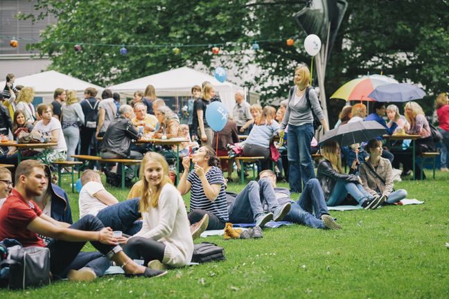 RS496__MG_9209-lpr.jpg Wiese voller Besucher:innen beim HSB Sommerfest.