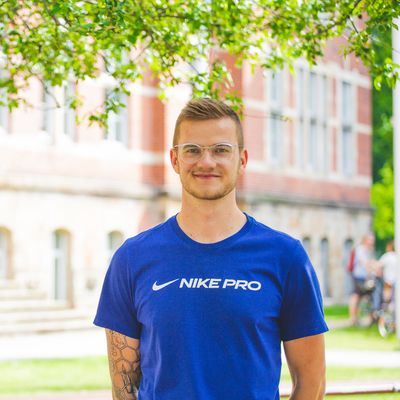 Hannes_Lippert Student vor M-Gebäude