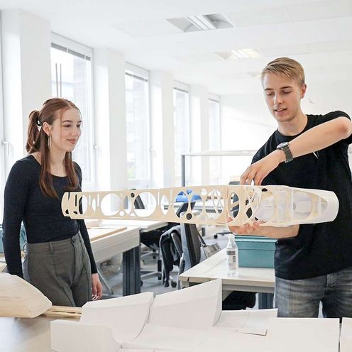 IAT Modellbaulabor Eine Studentin und ein Student arbeiten an einem Flugzeugmodell