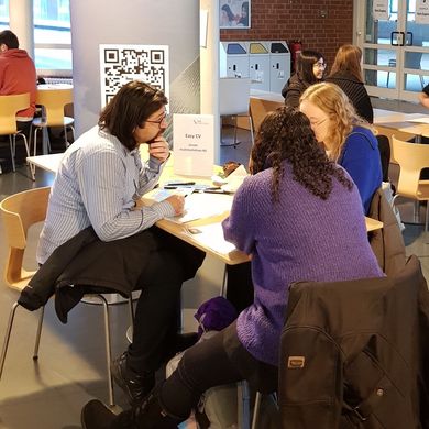 Fitmachen für den deutschen Lebenslauf 2 Studierende beim Beratungsgespräch mit HR