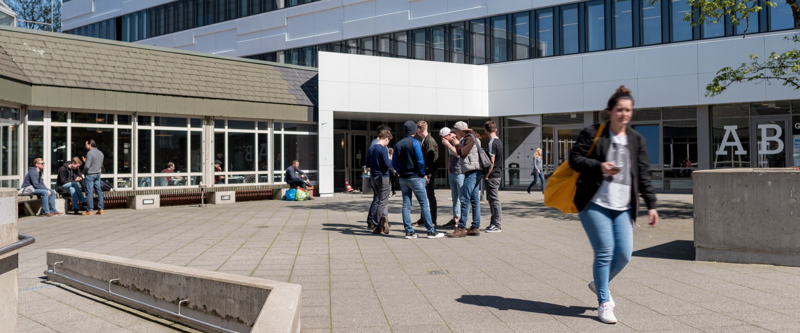 Eingang AB-Gebäude Studierende vor dem Eingang des AB-Gebäudes auf dem Campus Neustadtswall.