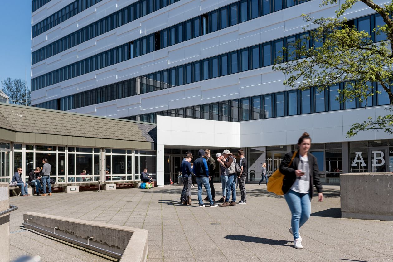 Der Haupt-Eingang der Hoch-Schule Bremen Studierende vor dem Eingang des AB-Gebäudes auf dem Campus Neustadtswall.