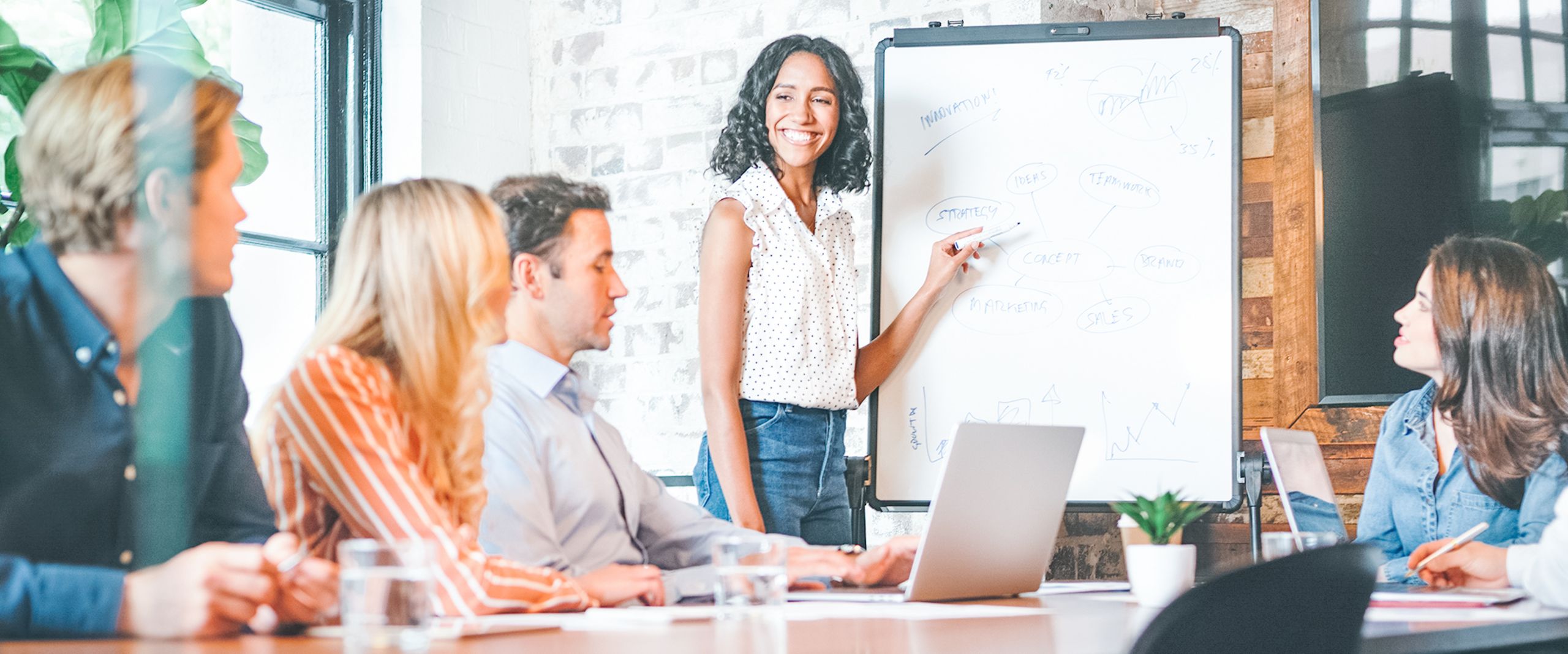 IKT_Interkultureller_Trainerin Frau unterrichtet eine Gruppe junger Menschen