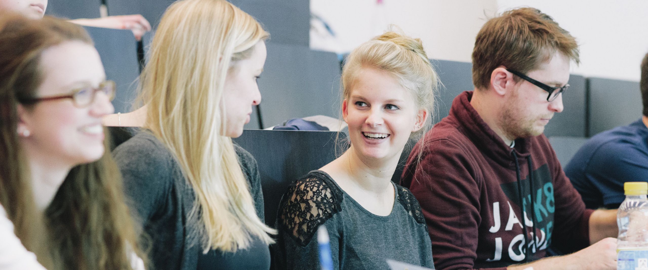 Vorlesung im Hörsaal Studierende sitzen in einem Hörsaal.