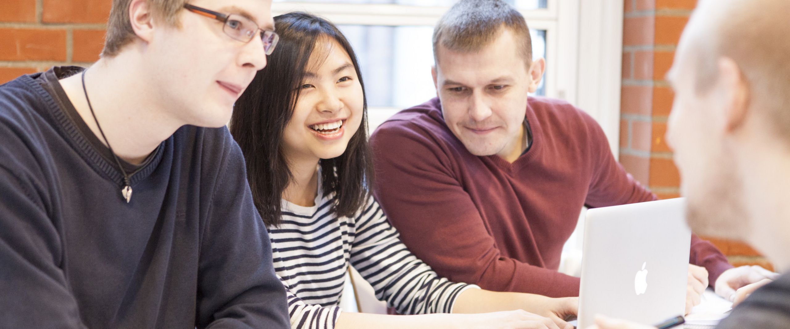 RS1404__MG_9583-lpr.jpg Eine Gruppe Studierender lernt und diskutiert gemeinsam in der Mensa.