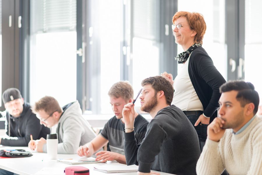 Lehrveranstaltung ZEUS Lehrveranstaltung im Masterkurs ZEUS, Frau Prof. Dr.–Ing. Silke Eckardt zwischen Studierenden