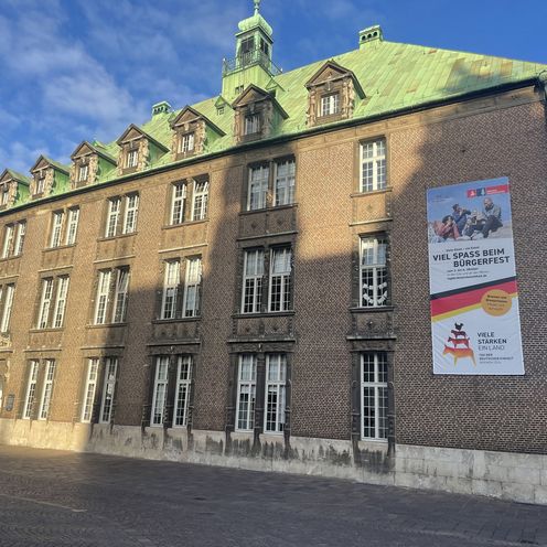 Bremer Rathaus Bürgerfest Projekt Deomkratie Teufel Altes Haus mit großem Banne an der Wand