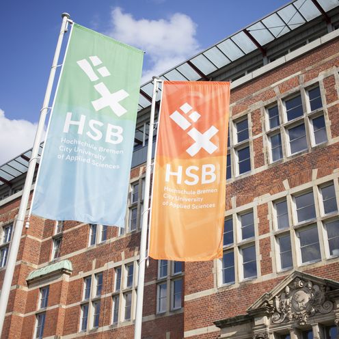 Hochschule Bremen mit Flaggen Flaggen vor dem M-Gebäude der HSB