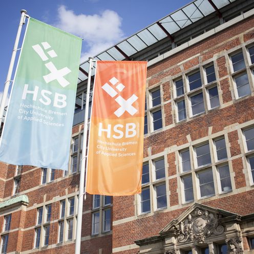 Hochschule Bremen mit Flaggen Flaggen vor dem M-Gebäude der HSB