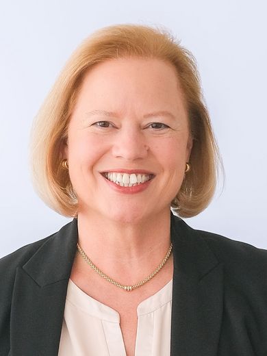 Wiebke Scharff-Rethfeldt Auf dem Foto ist Wiebke Scharff-Rethfeldt zusehen. Sie hat kinnlanges blondes Haar und trägt eine weiße Bluse unter einem schwarzen Blazer.