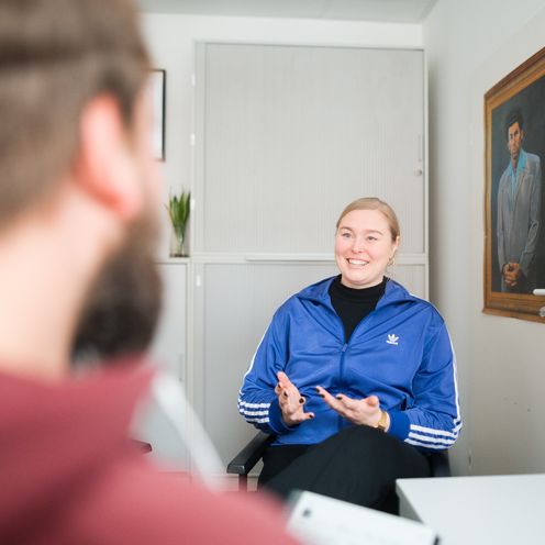 BAM Artikel Soziale Arbeit Junge Frau im Interview