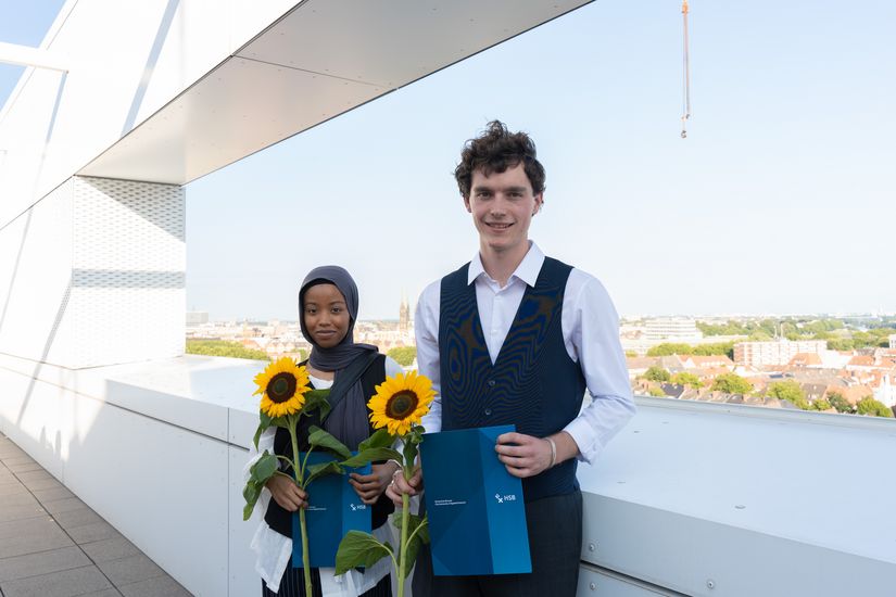 Das Bild zeigt die Studentin Safia Baah- Asiedu, die den Preis für die beste Masterarbeit gewonnen hat und den Studenten Pit Pannewitz, der für seine Abschlussarbeit den Preis "Beste Bachelor-Thesis" erhalten hat. 